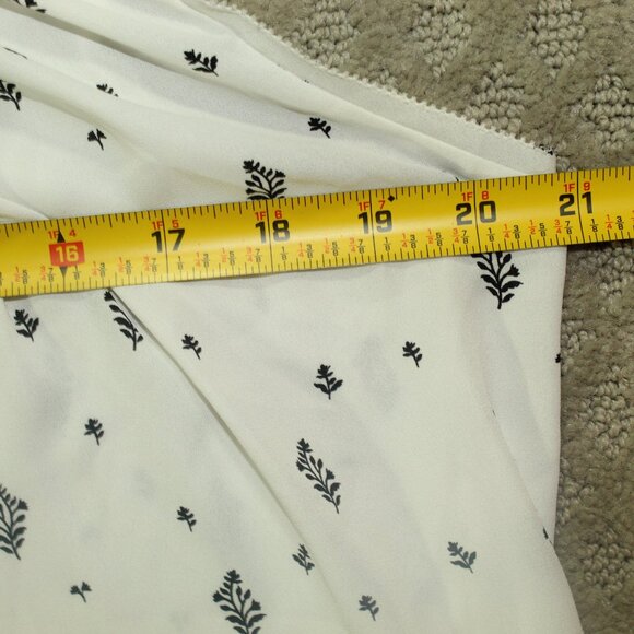 Loft Size M White and Black Patterned Sleeveless Blouse - Picture 5 of 5